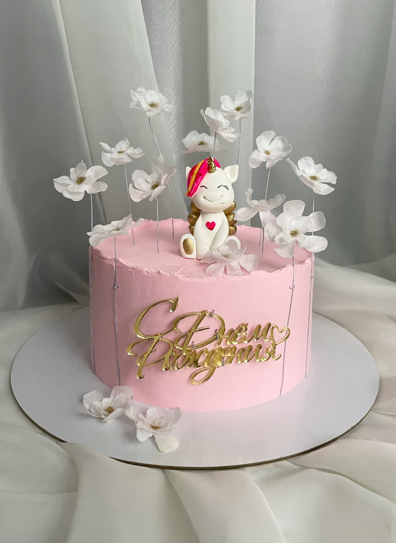 Ягодное оформление в молочной гамме